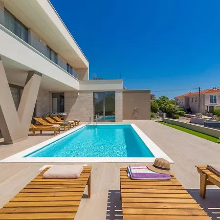 Vista With Private Pool And Sauna