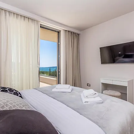 Vista With Private Pool And Sauna 빌라 *