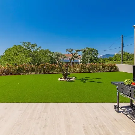 빌라 Vista With Private Pool And Sauna Linardići