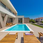 Vista With Private Pool And Sauna