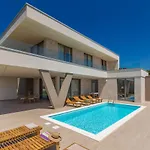 Vista With Private Pool And Sauna Villa